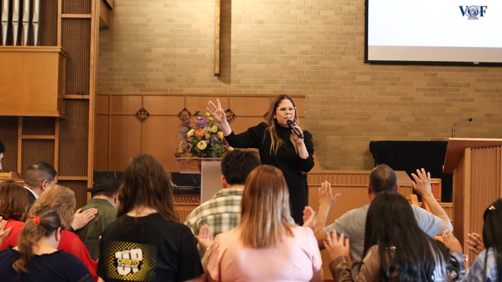 vanessa adorando con gente